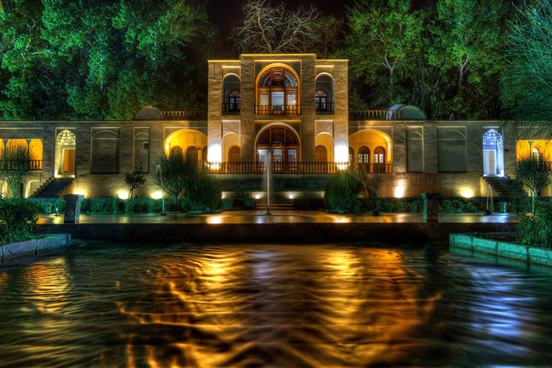 عمارت باغ شاهزاده ماهان در شب