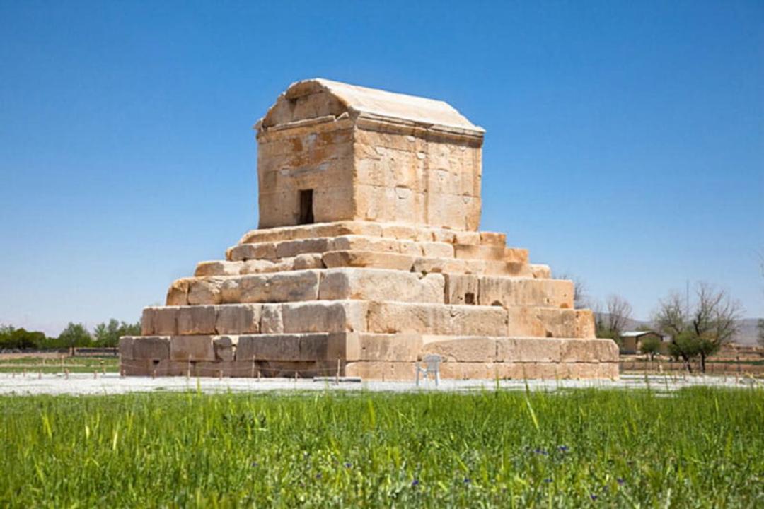 آرامگاه کوروش در آسمان صاف و آبی