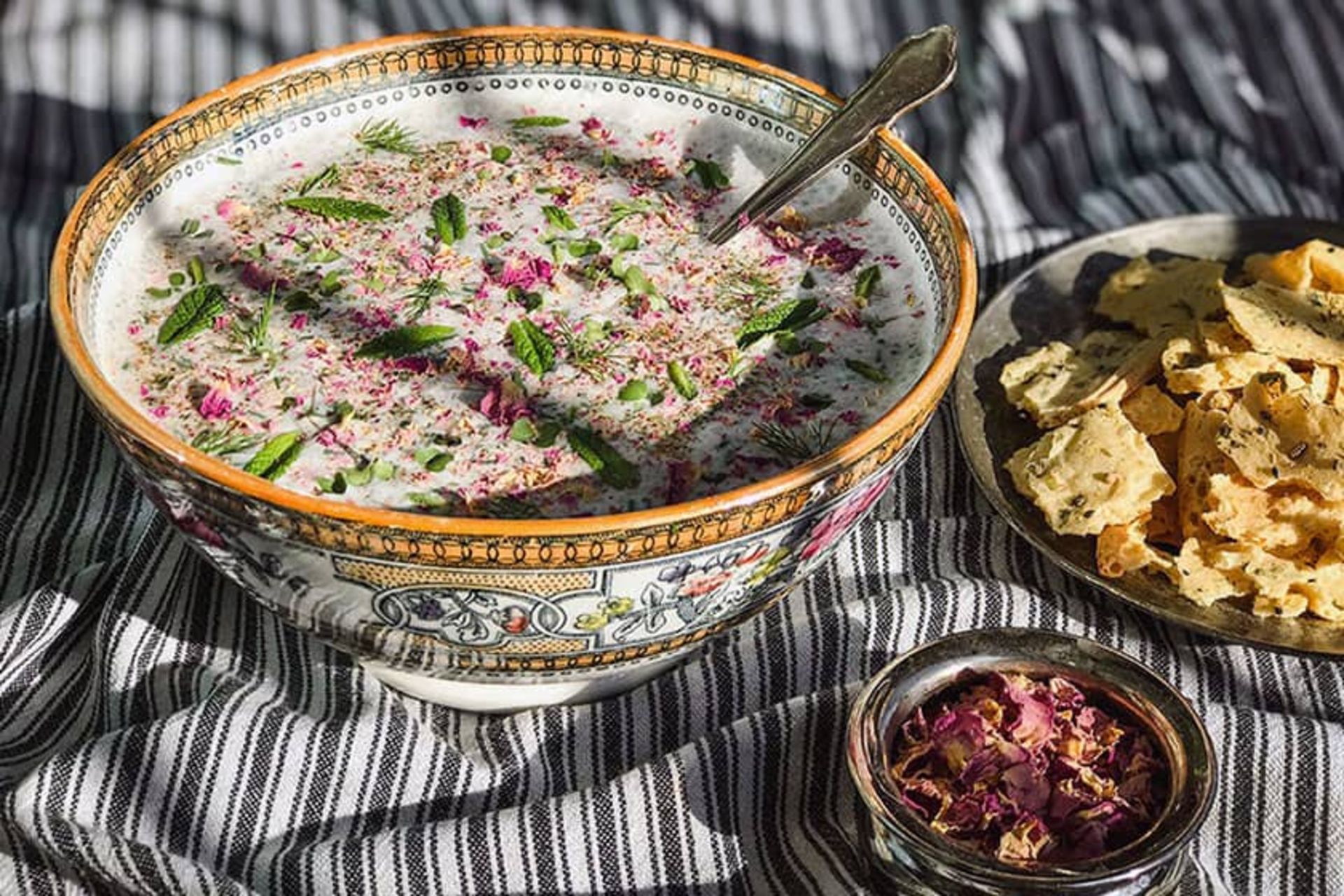 یک کاسه چینی آب دوغ خیار با نان خشک خردشده
