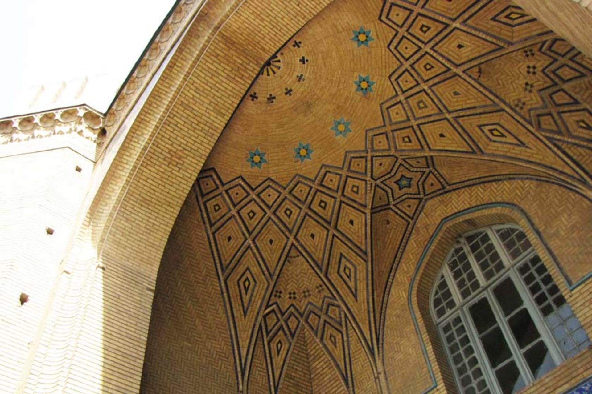 کاشی‌کاری در دبیرستان البرز