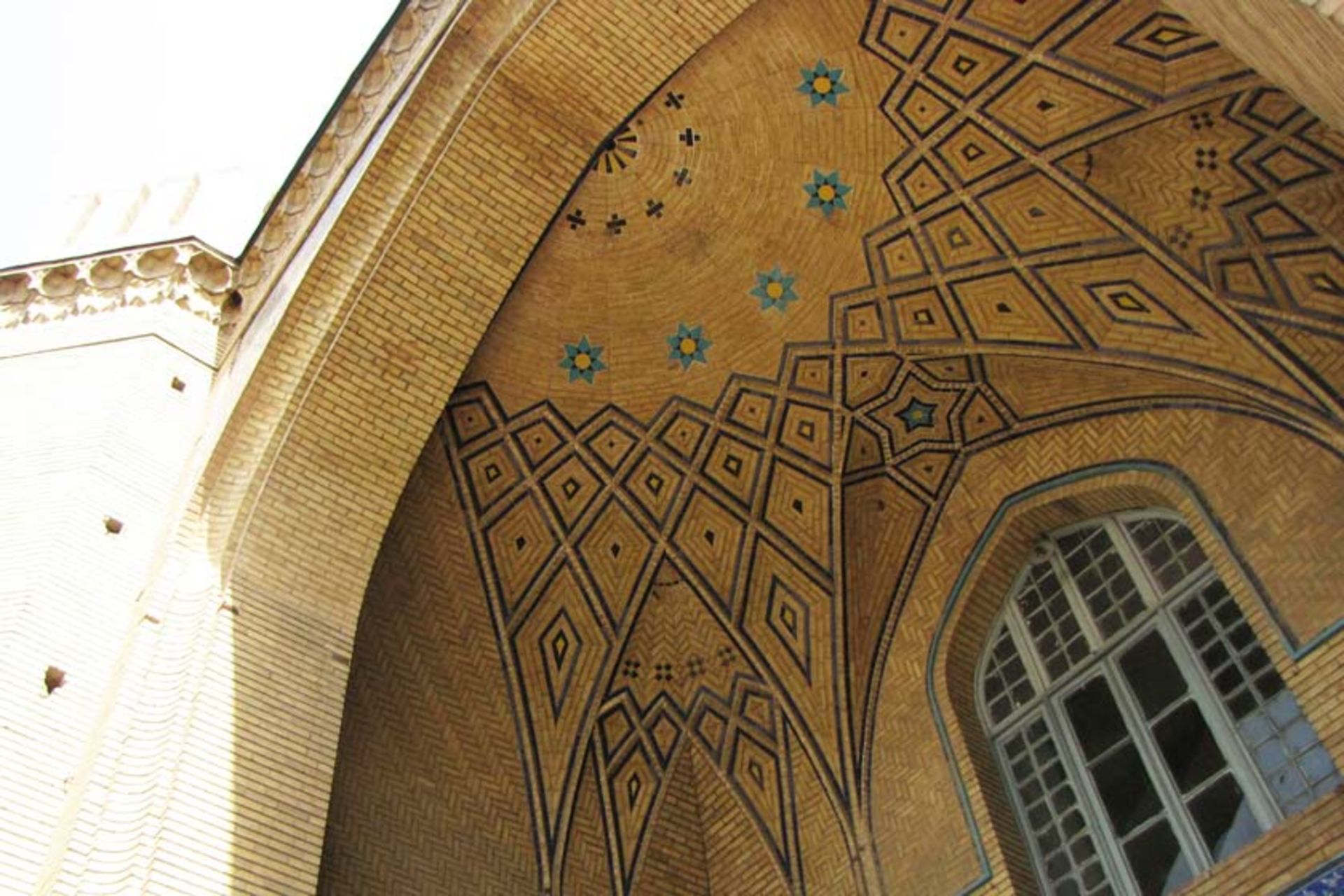 کاشی‌کاری در دبیرستان البرز