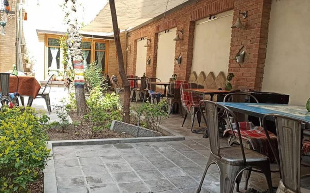 حیاط و فضای باز کافه خانه فرهنگ و هنر مانا