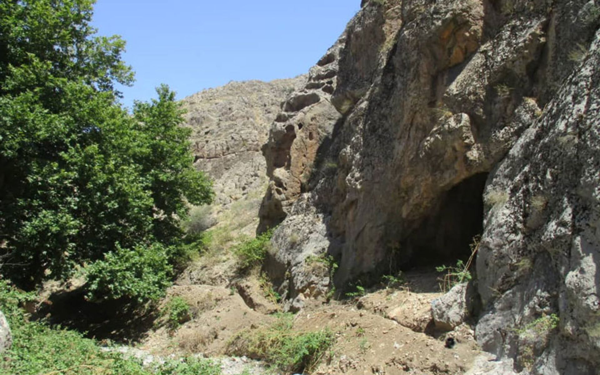 غار باستانی در خراسان رضوی