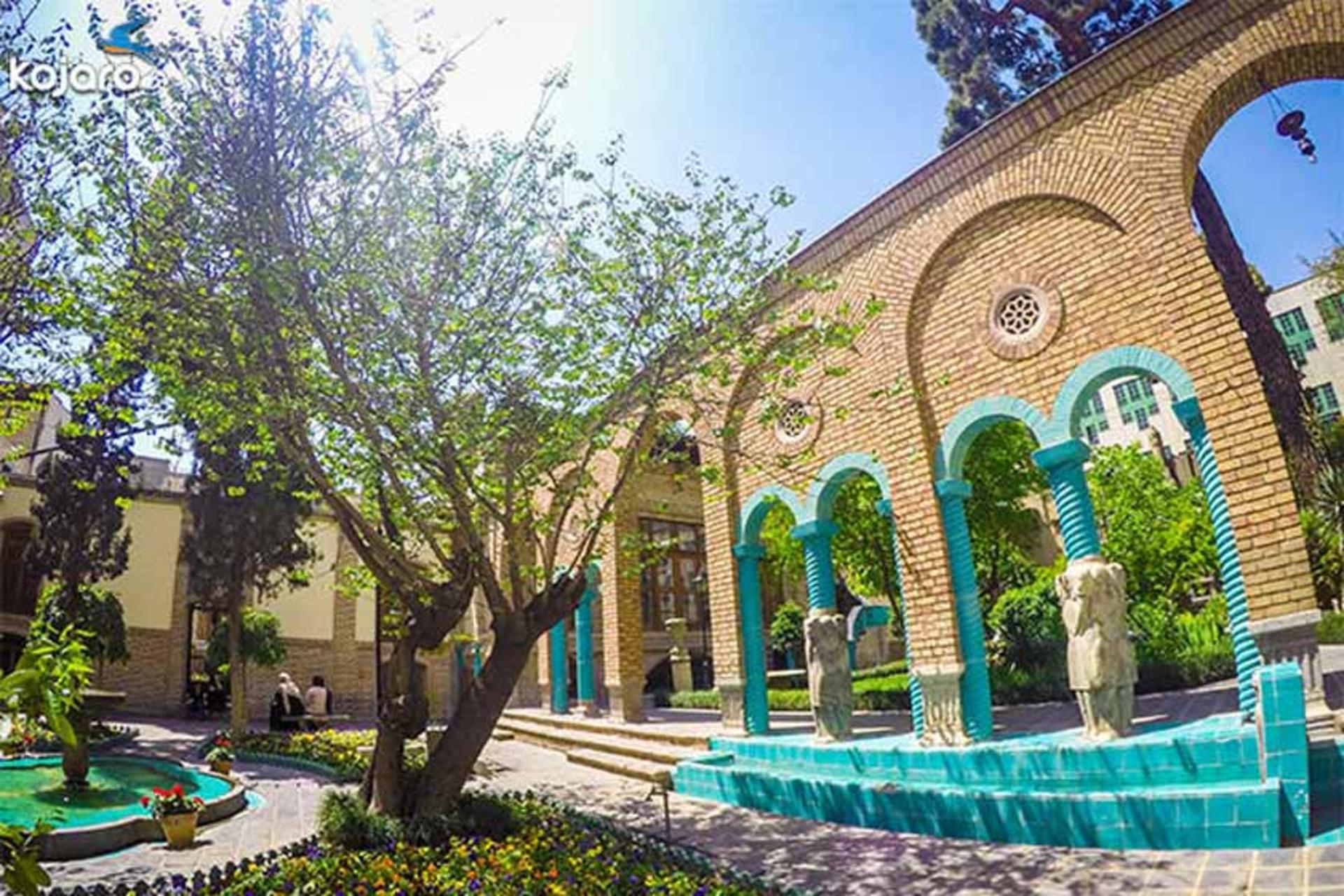 حیاط خانه موزه مقدم