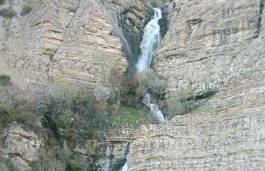 آبشار نشتارود البرز میان کوه های بلند