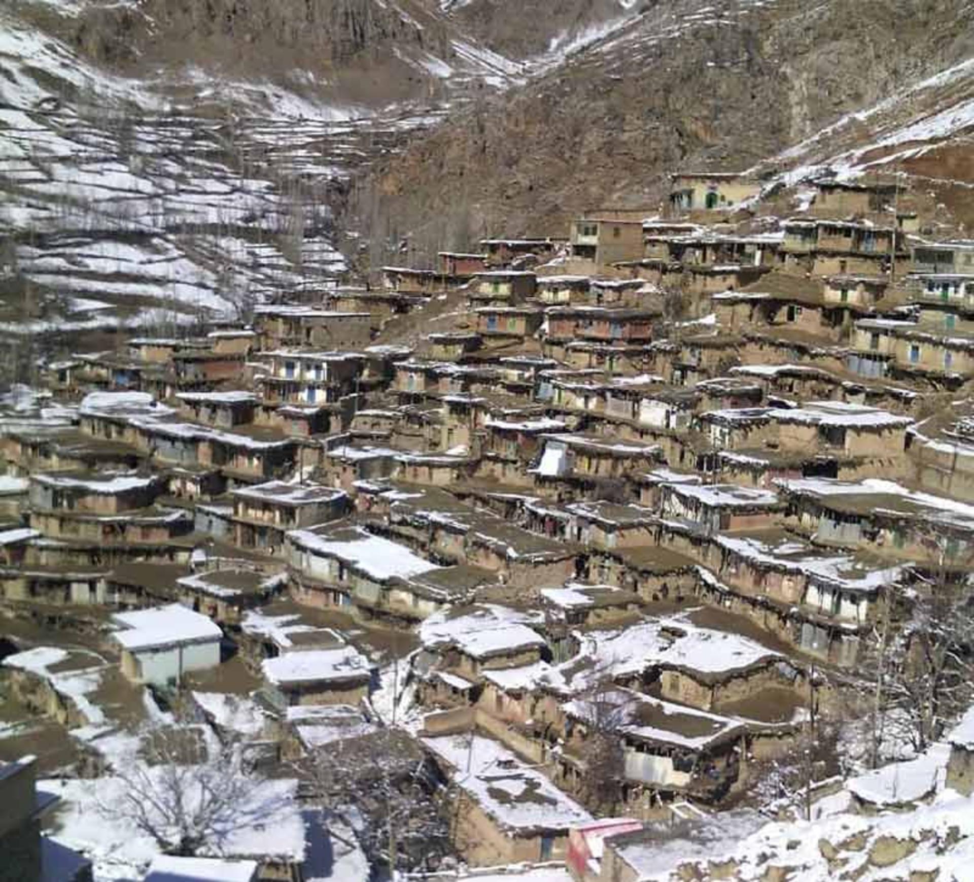 خانه های روستای سر آقا سید در زمستان پوشیده از برف