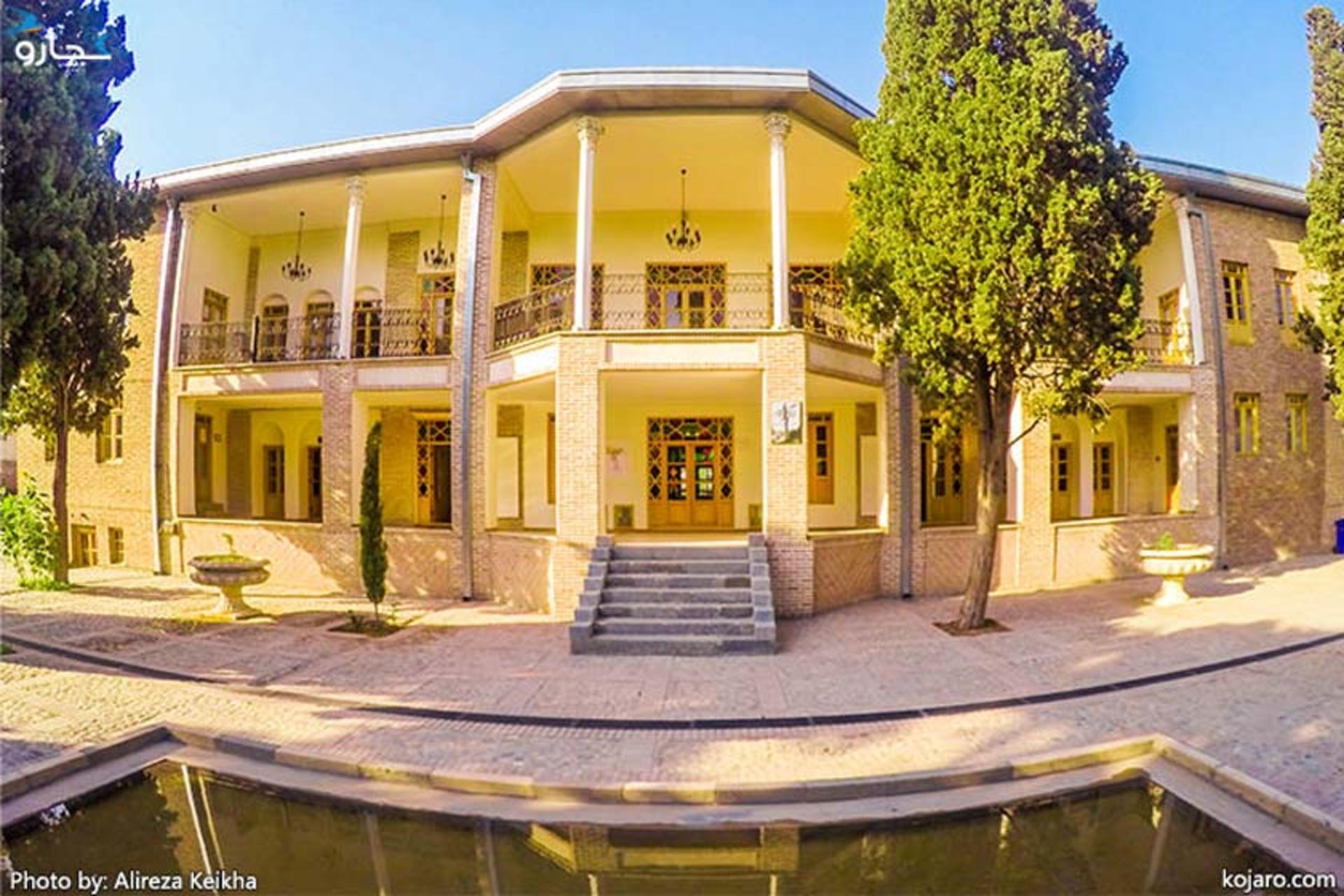 نمای بیرونی عمارت ارباب هرمز