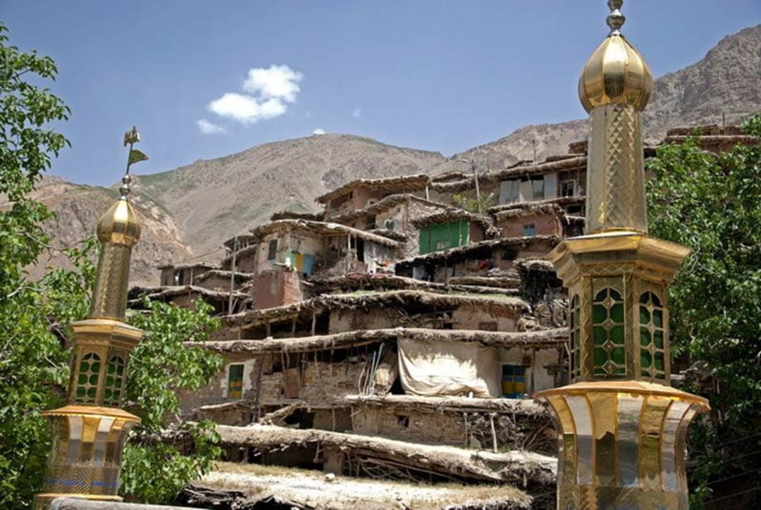 گلدسته های امامزاده سر آقا سید در روستای سر آقا سید کوهرنگ