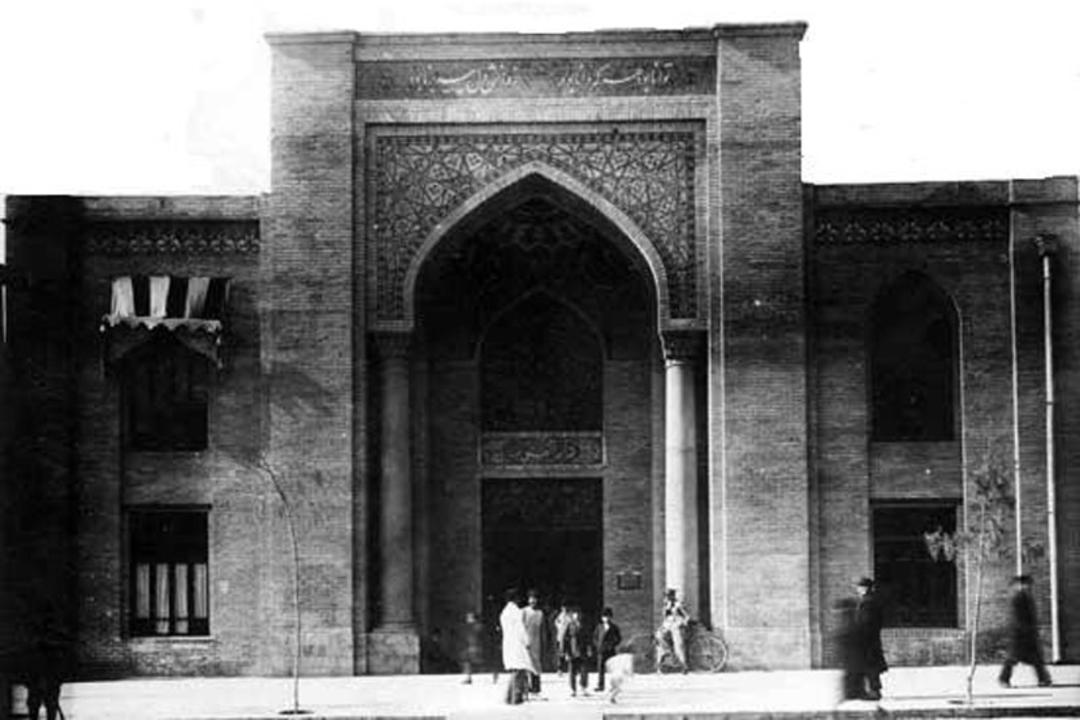عکس سیاه و سفید از مدرسه دارالفنون 