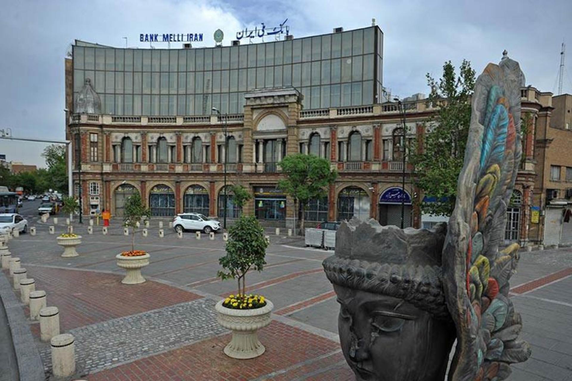 میدان حسن‌ آباد در ساعات خلوتی