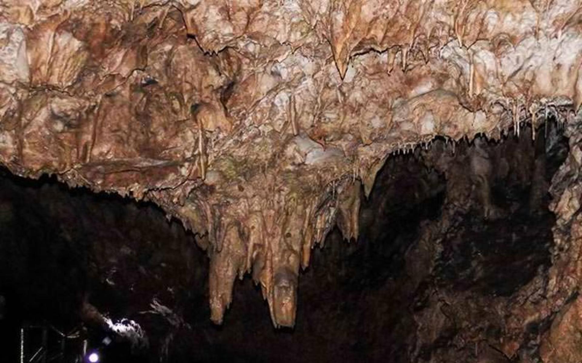 قندیلهای غار قوری قلعه