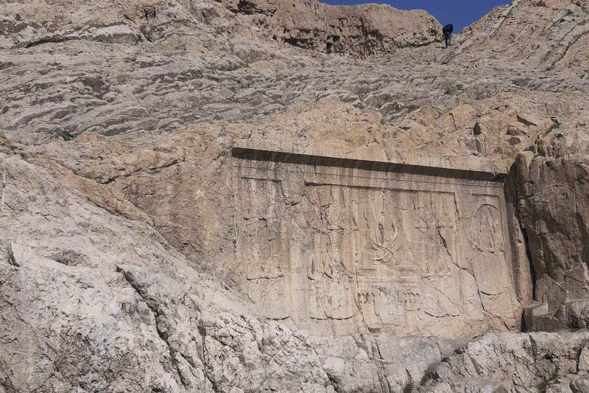 سنگ‌نگاره فتحعلی شاه از نمای دور