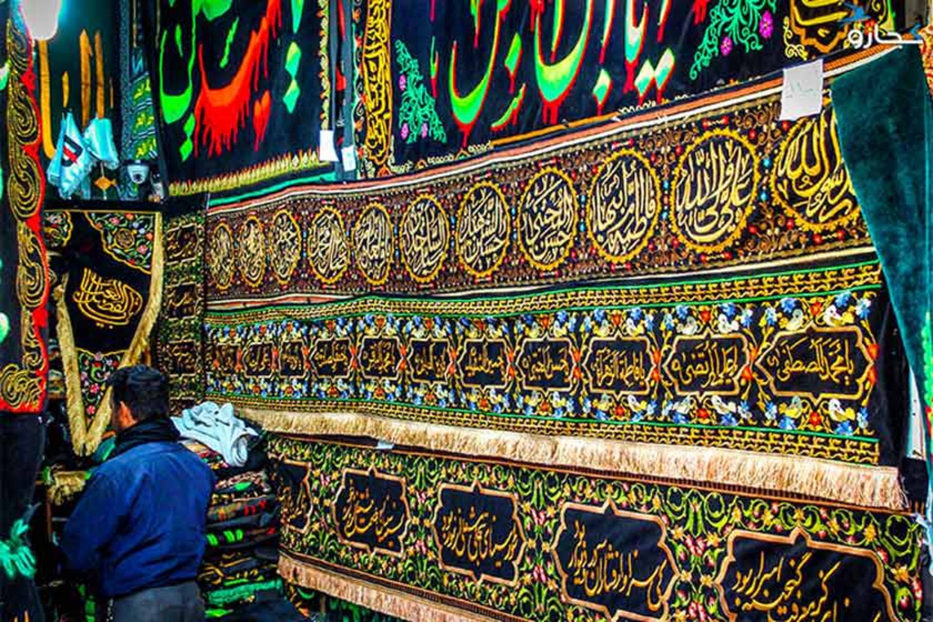 پرچم‌های افقی عزاداری در بازار پرچم تهران