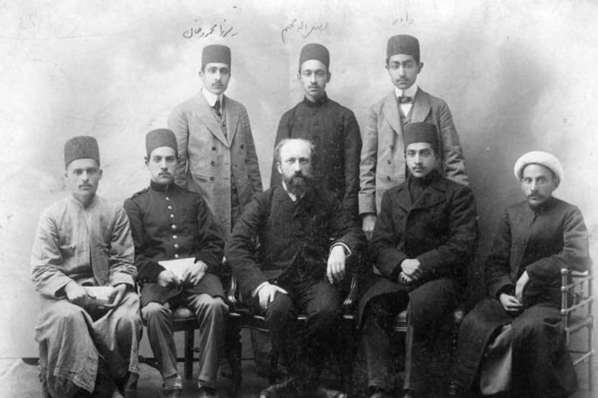 اساتید و شاگردان قدیمی مدرسه دارالفنون