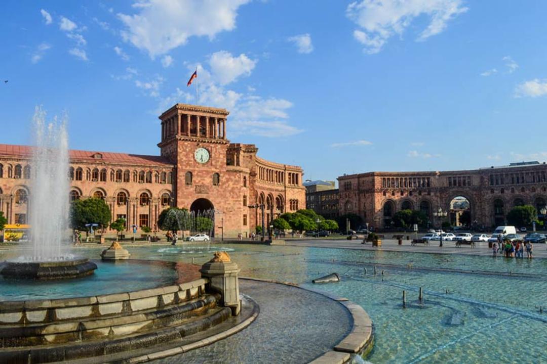 میدان جمهوری ایروان در روز
