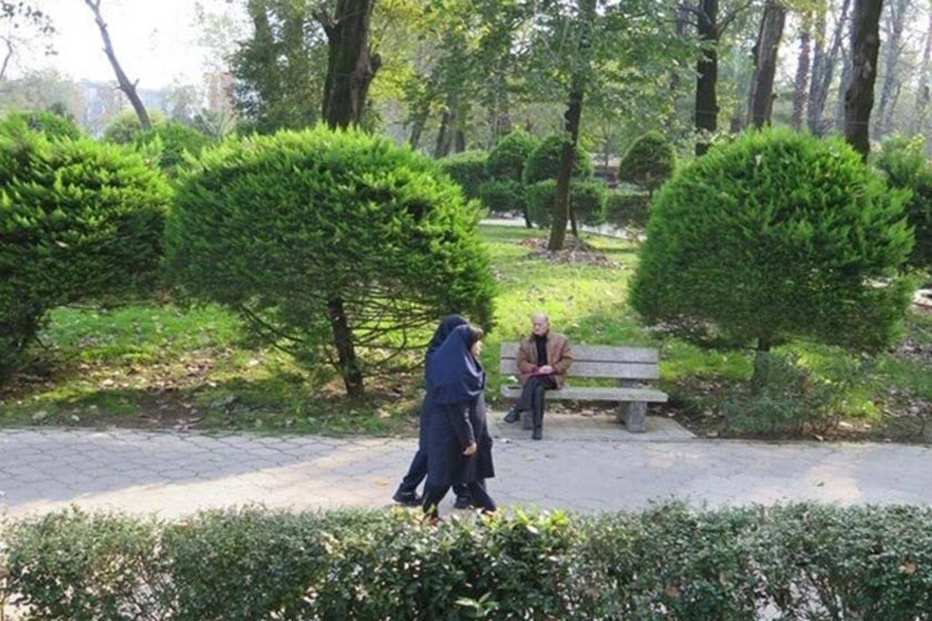 عابران در پارک ملت رشت