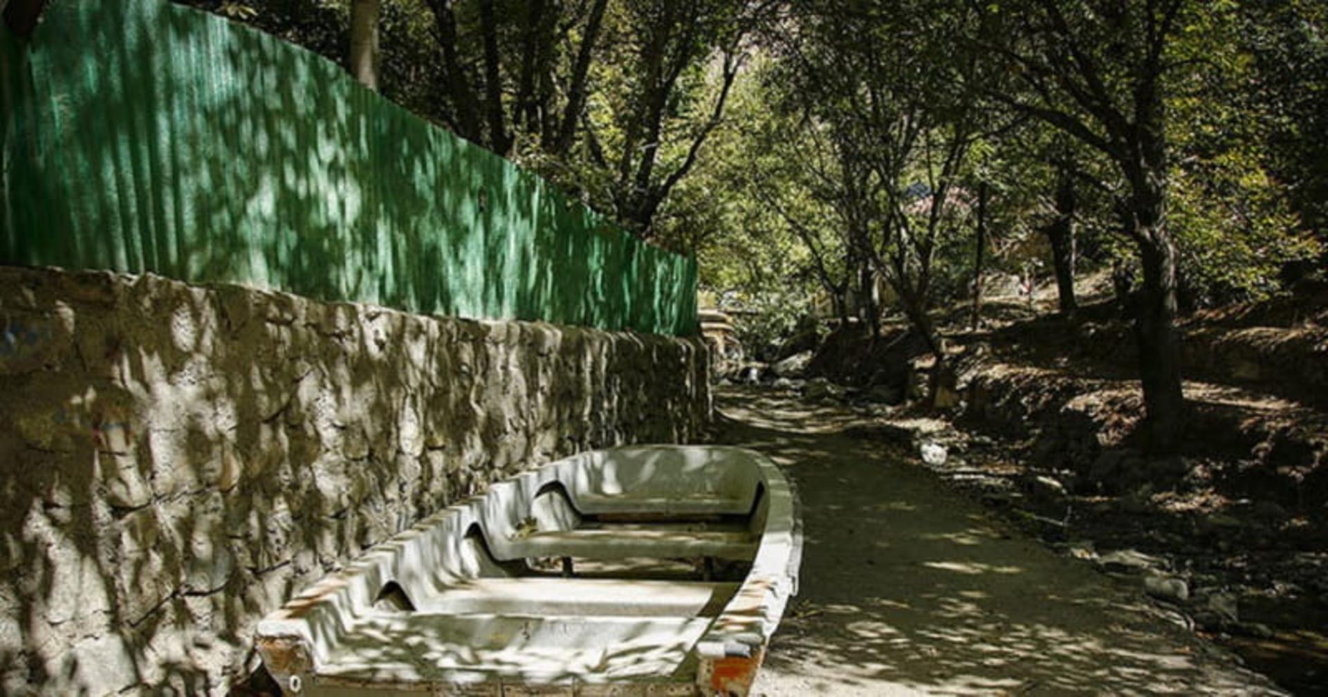 قایق متروکه در روستای واریان