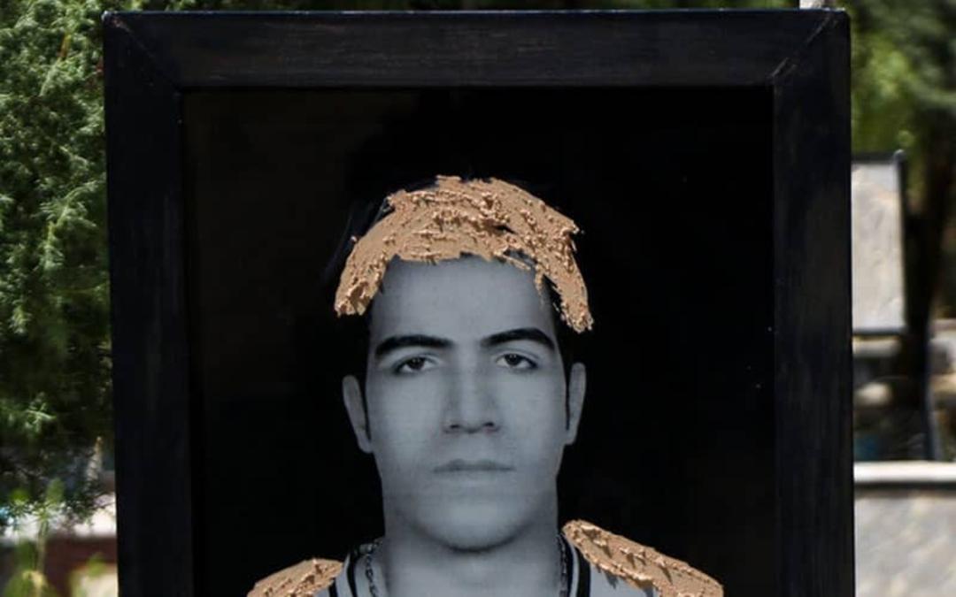 سنگ قبر پسر جوانی که گل مالی شده