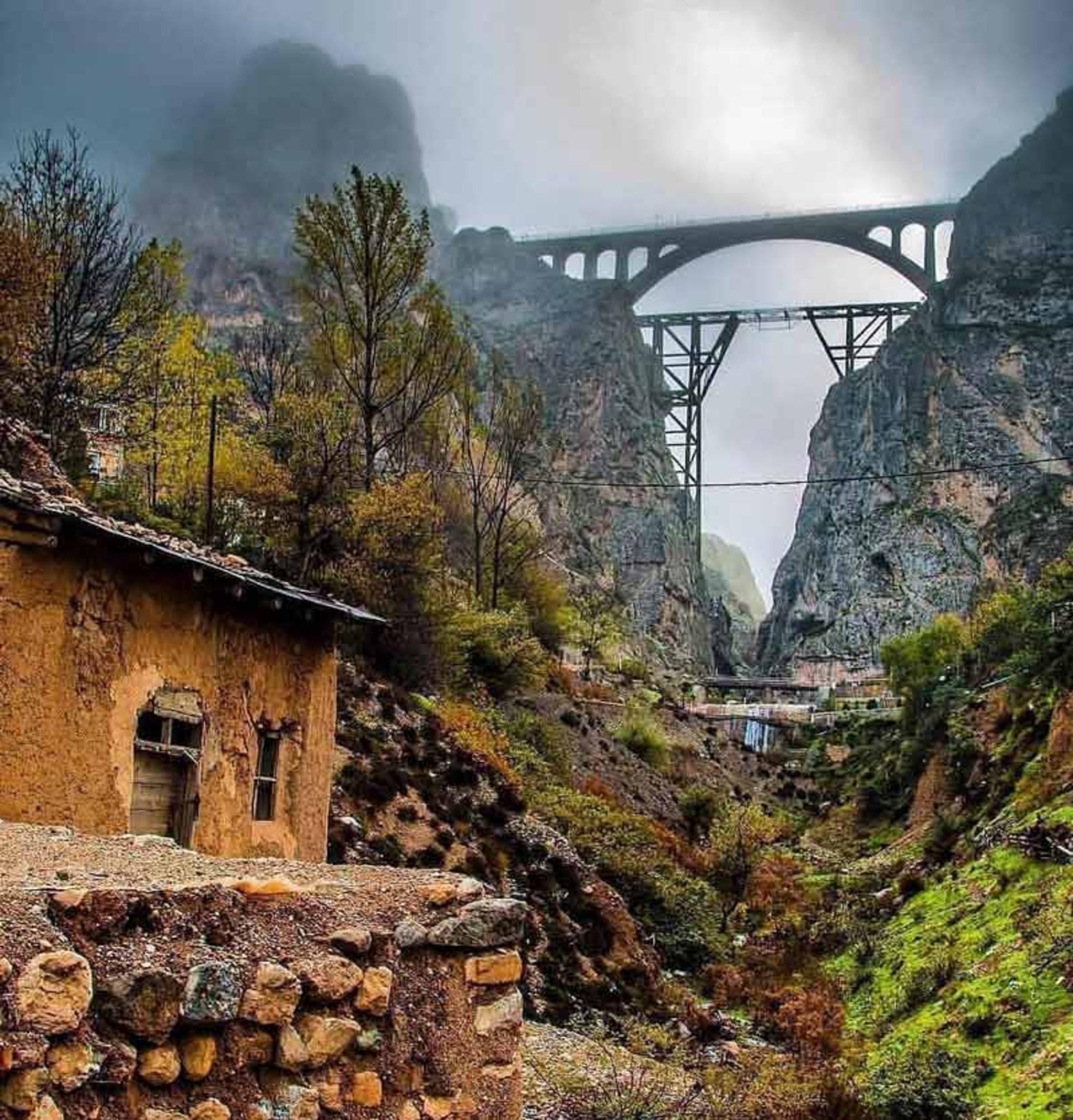 پل راه آهن سراسری ایران در روستاهای شمال ایران و بین کوهستان های سبز