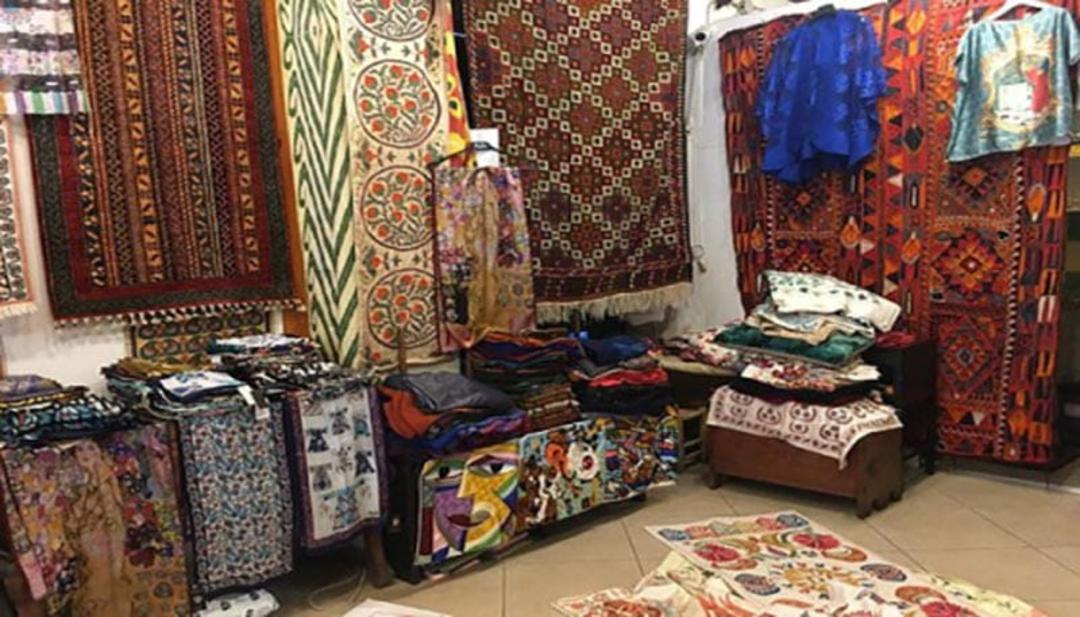 نمایی از فرش فروشی های بازار لیدیا سوزنی در آنتالیا