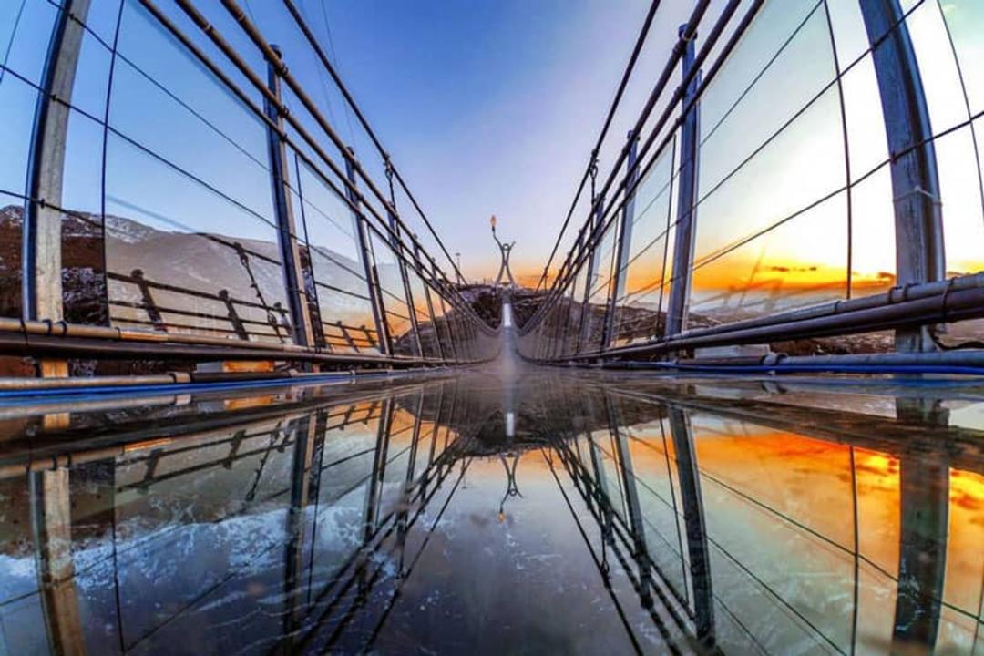 پل معلق هیر در غروب