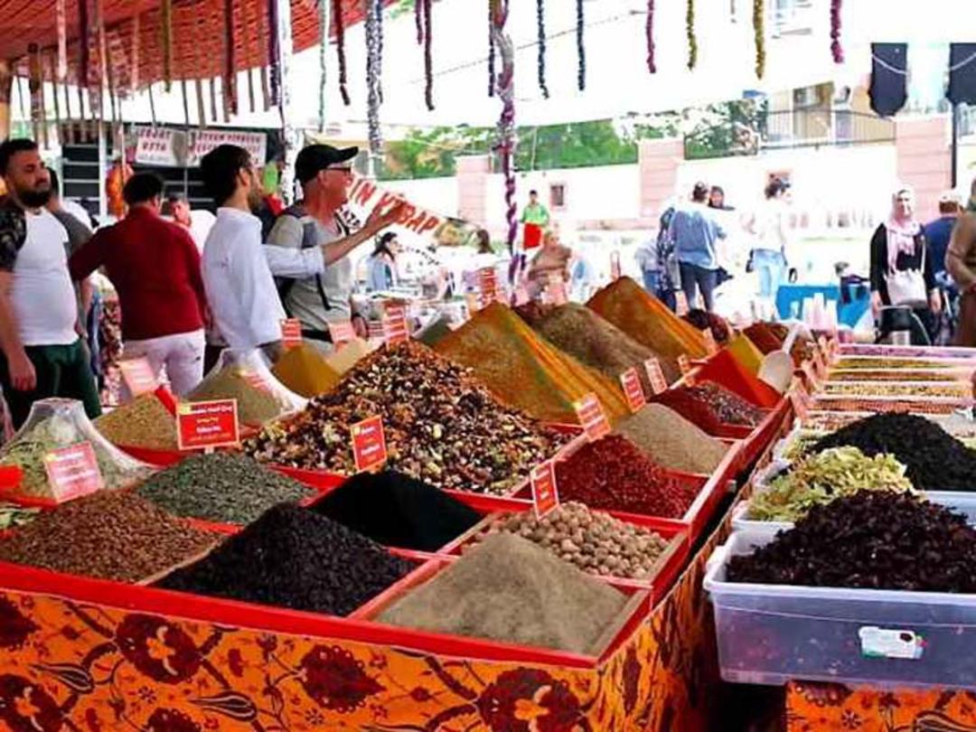 ادویه فروشی در شنبه بازار آنتالیا