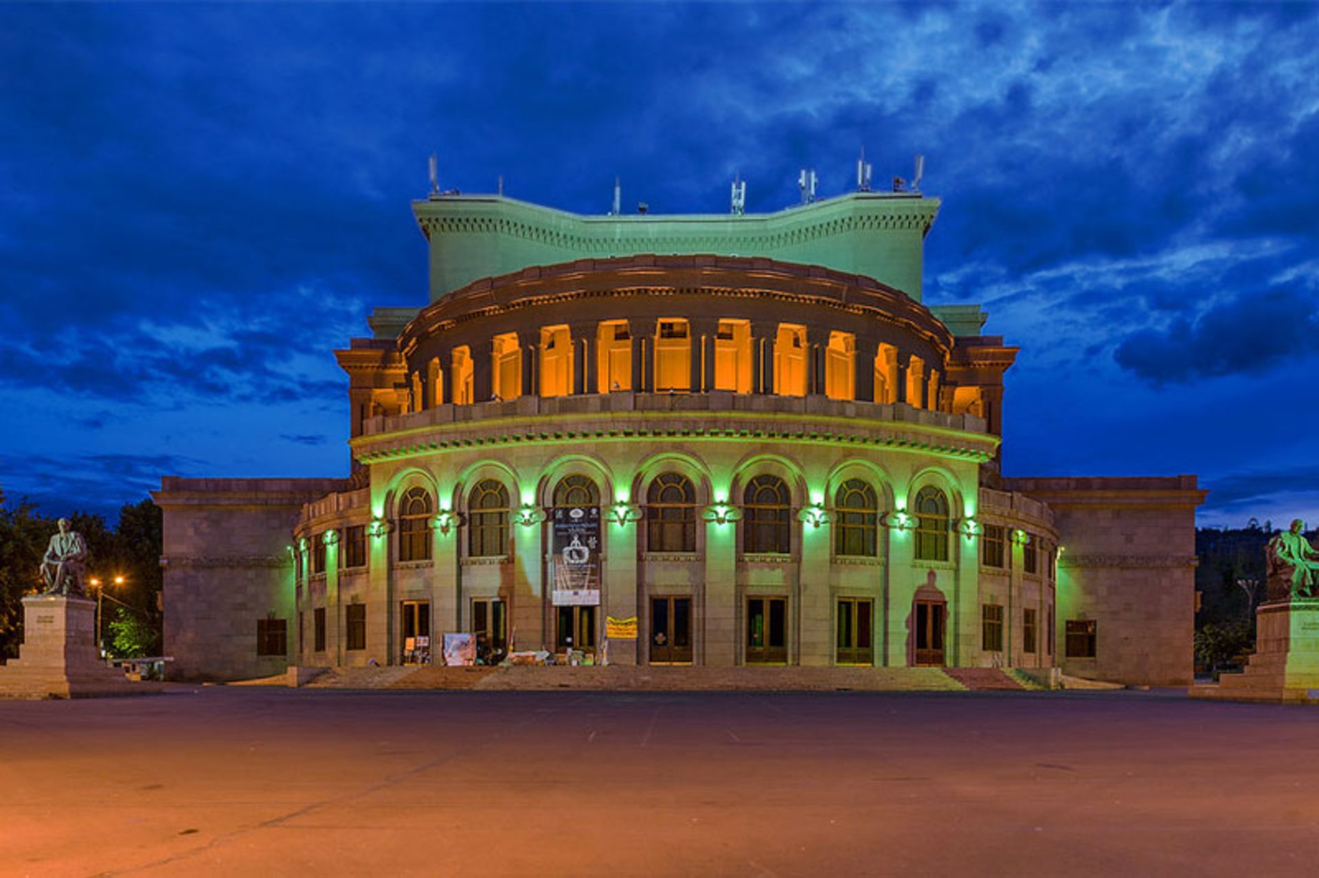خانه اپرای ایروان در شب