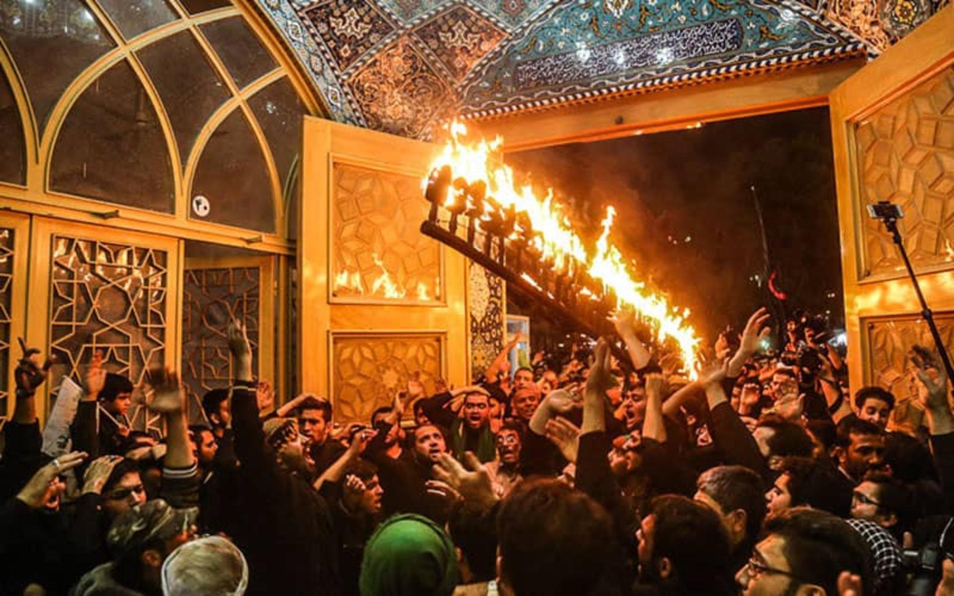ازدحام جمعیت در زمان حمل مشعل