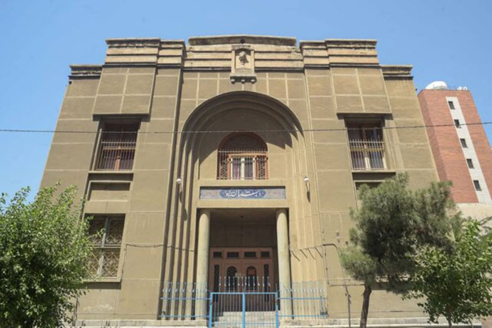 ورودی مدرسه زرتشتی گیو