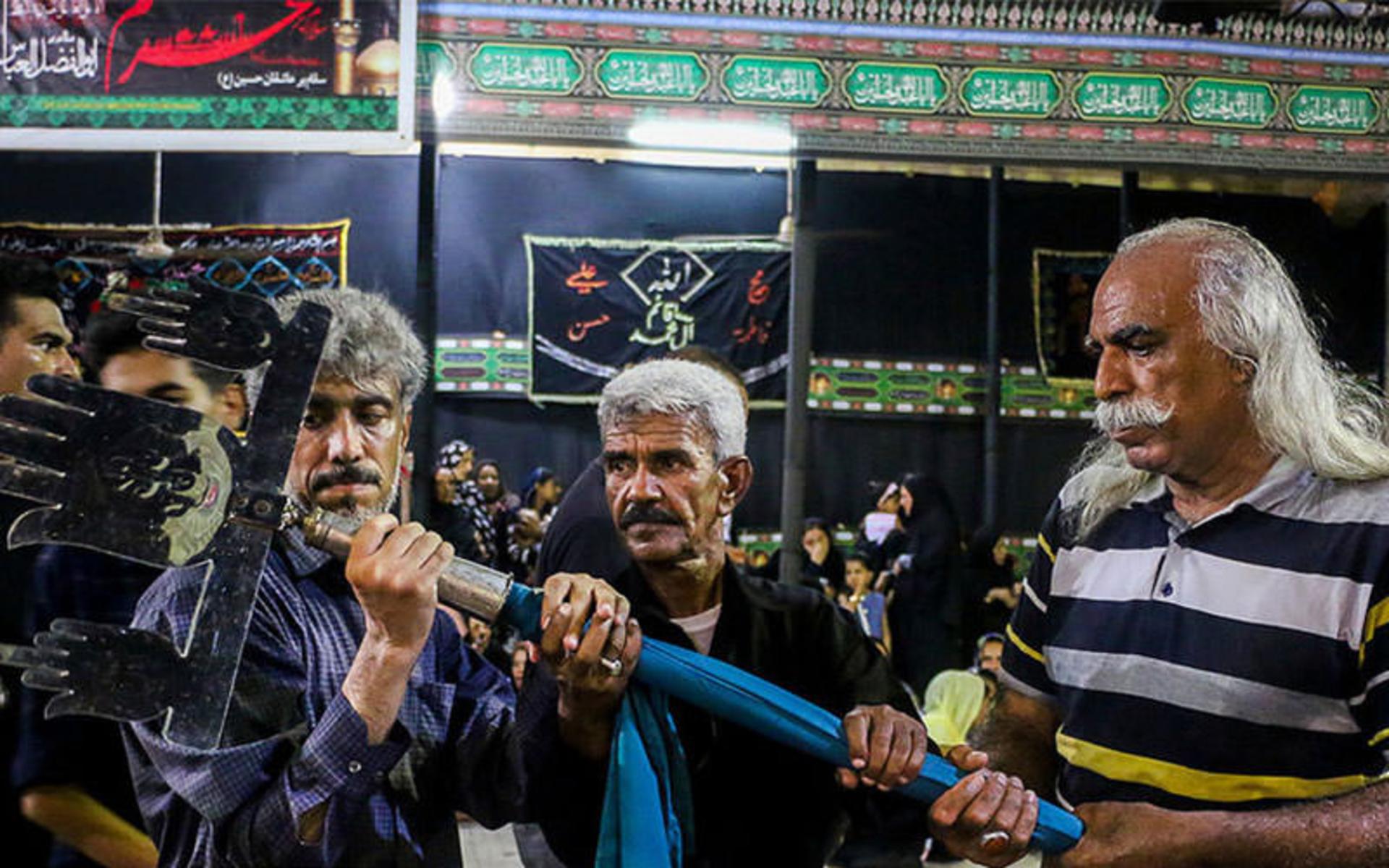 قراردادن پنجه روی علم عزاداری