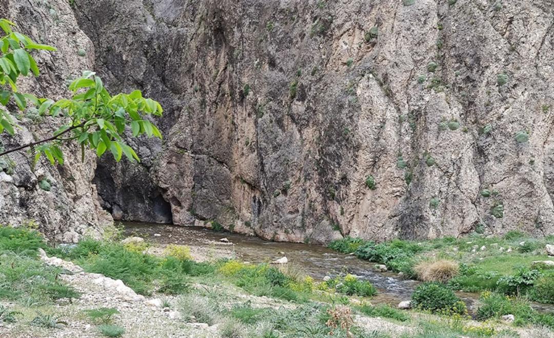 ورودی تنگه واشی در میان صخره های عظیم