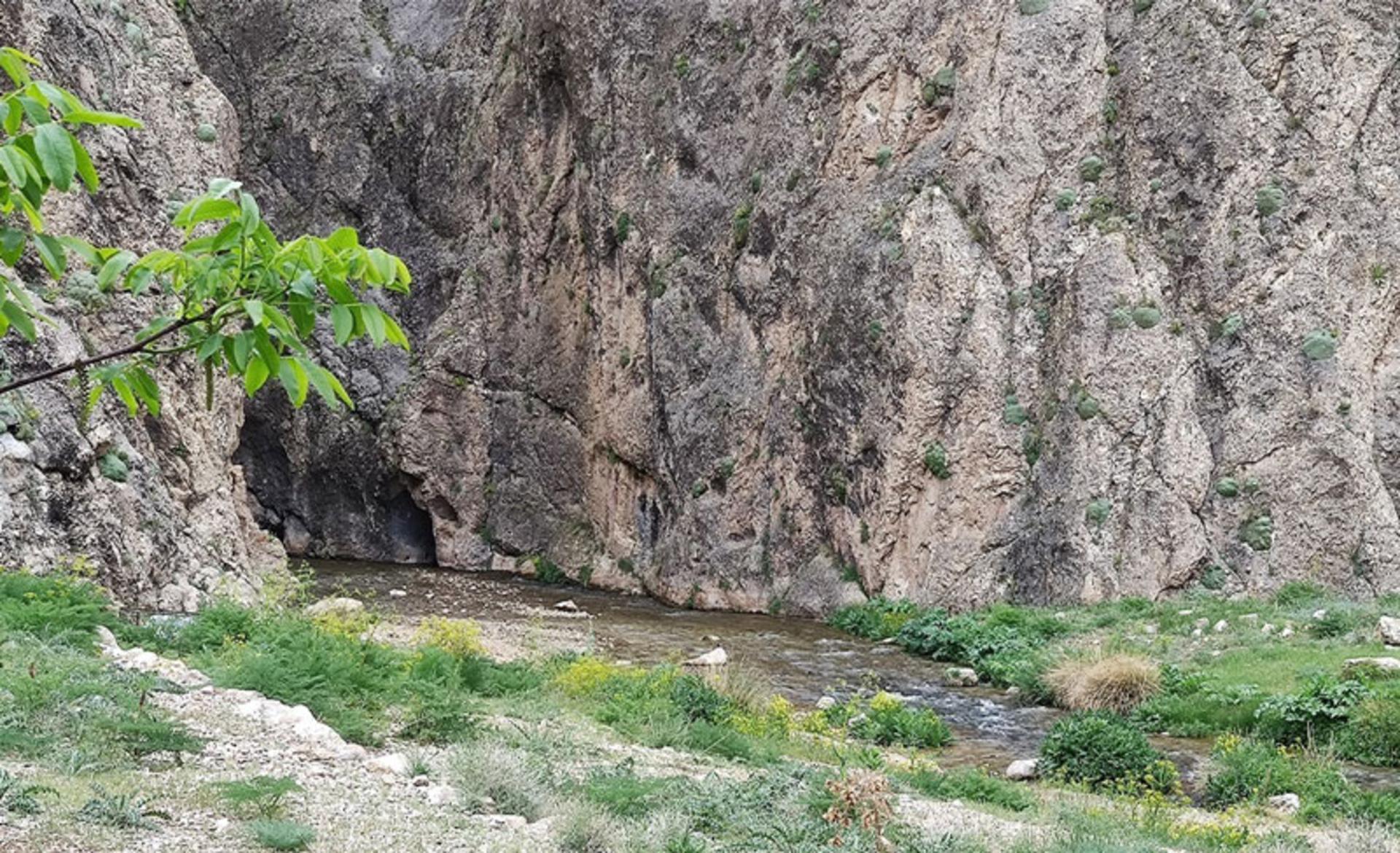 ورودی تنگه واشی در میان صخره های عظیم