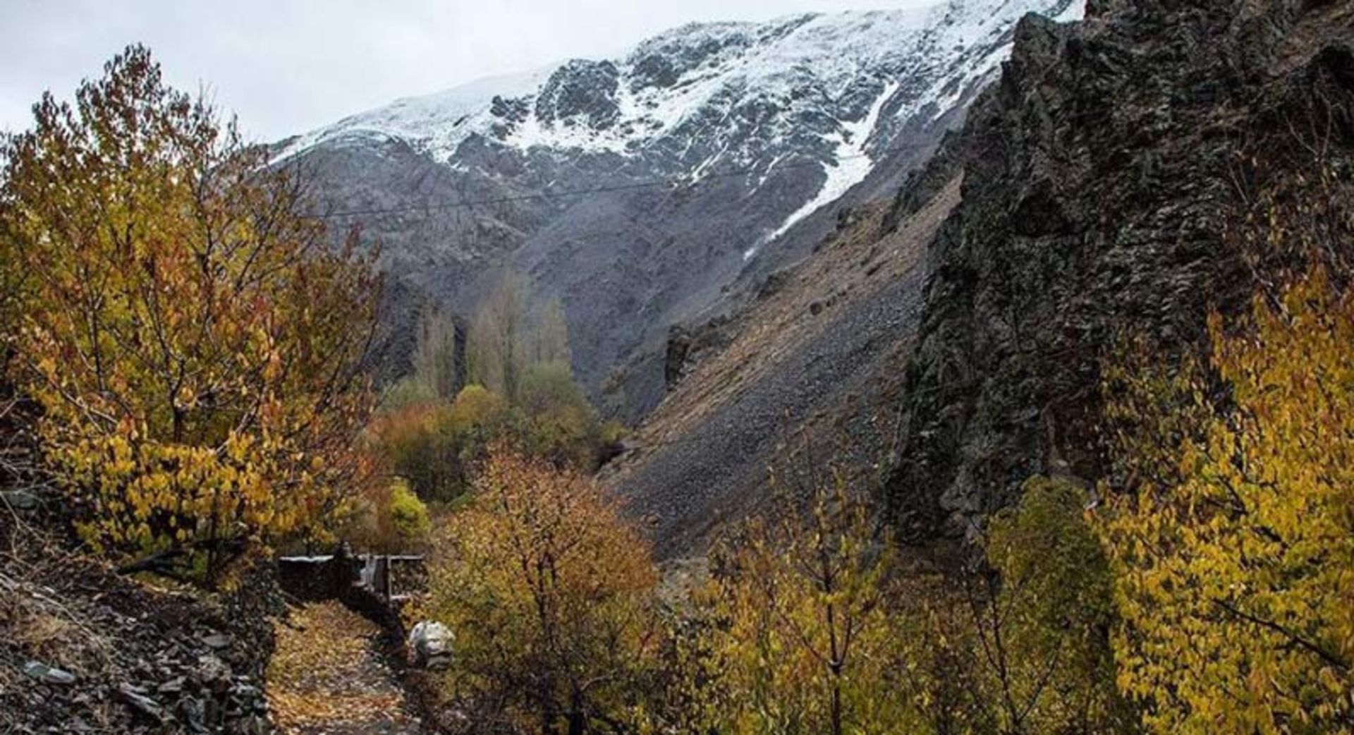 کوهستان های اطراف روستا و آبشار رندان در پاییز