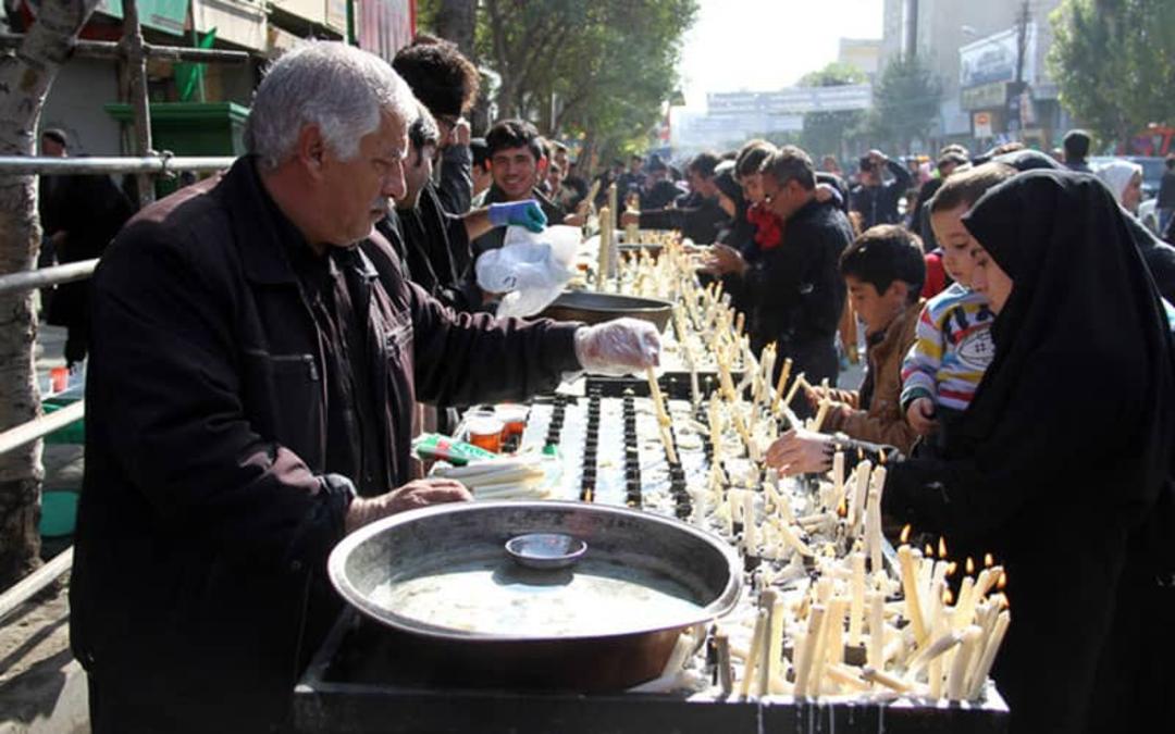 روشن کردن شمع توسط عزاداران