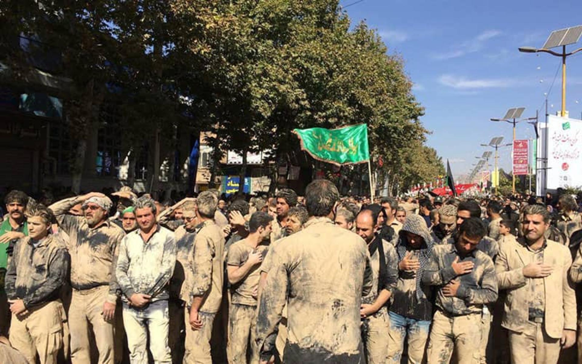 عزاداری مردان با پرچم سبز امام حسین
