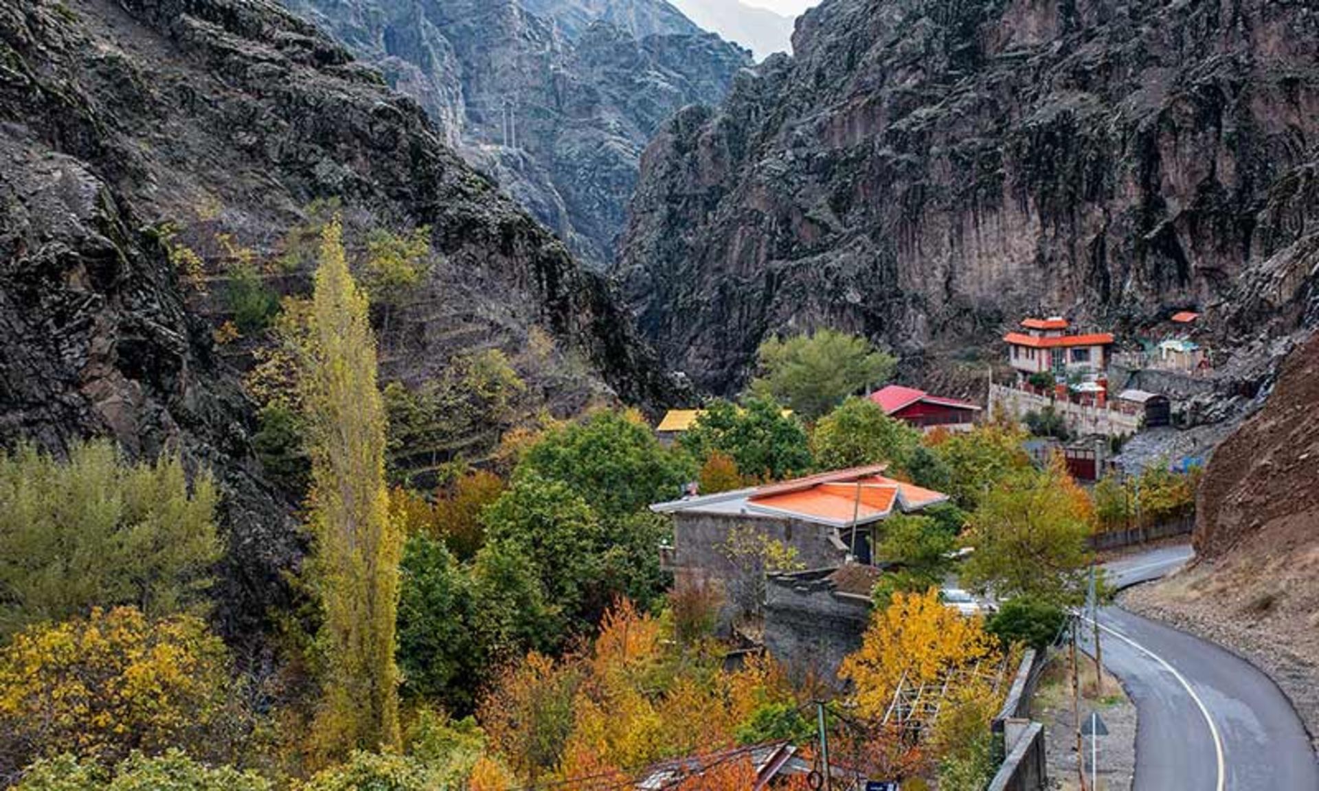 مسیر جاده ای روستای رندان میان درختان زرد پاییزی