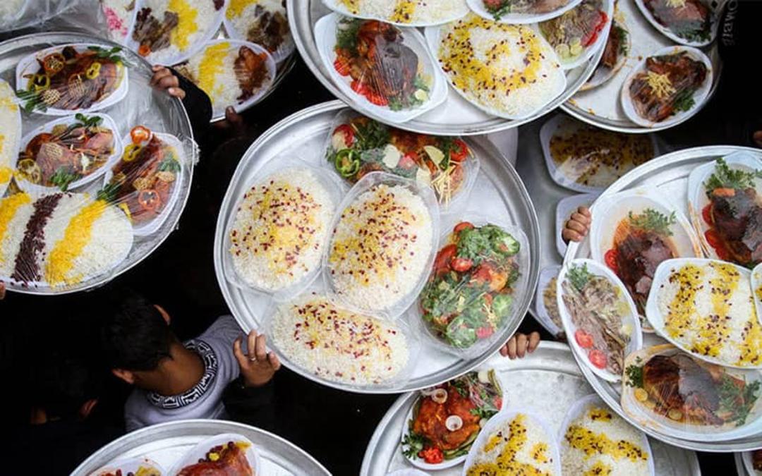 سینی های بزرگ مملو از ظروف غذا و 