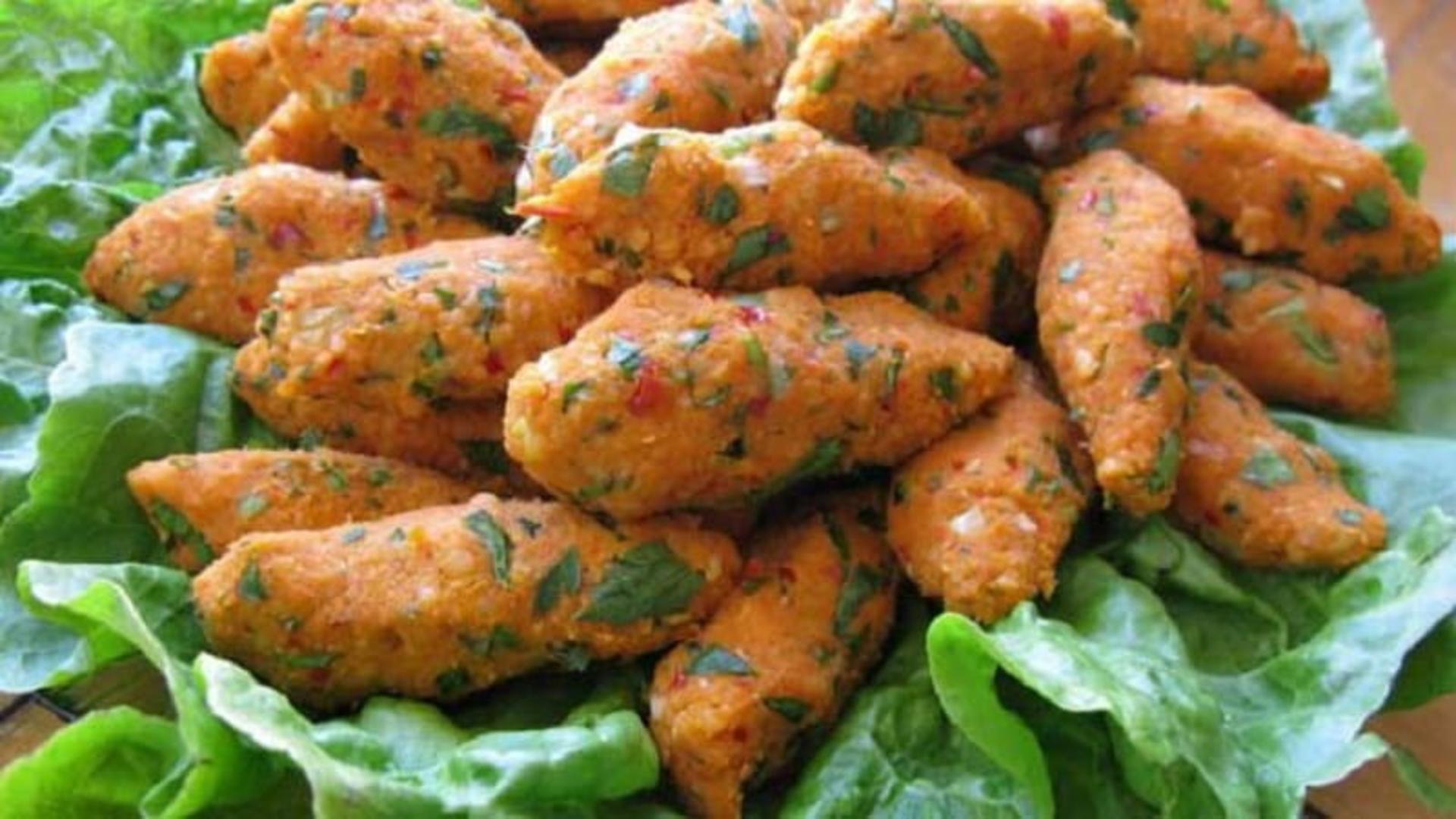 سرو مرجمک کوفتسی روی کاهو