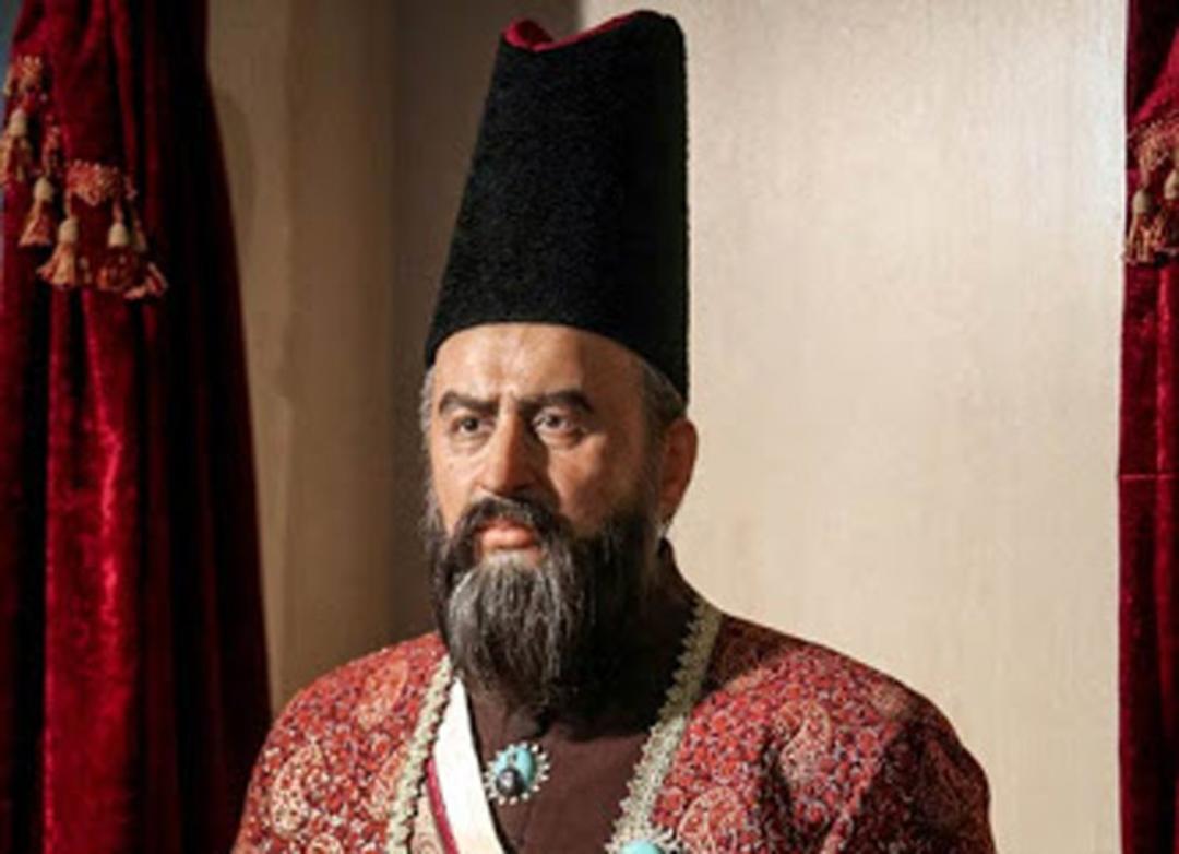 مجسمه امیرکبیر با لباس رسمی