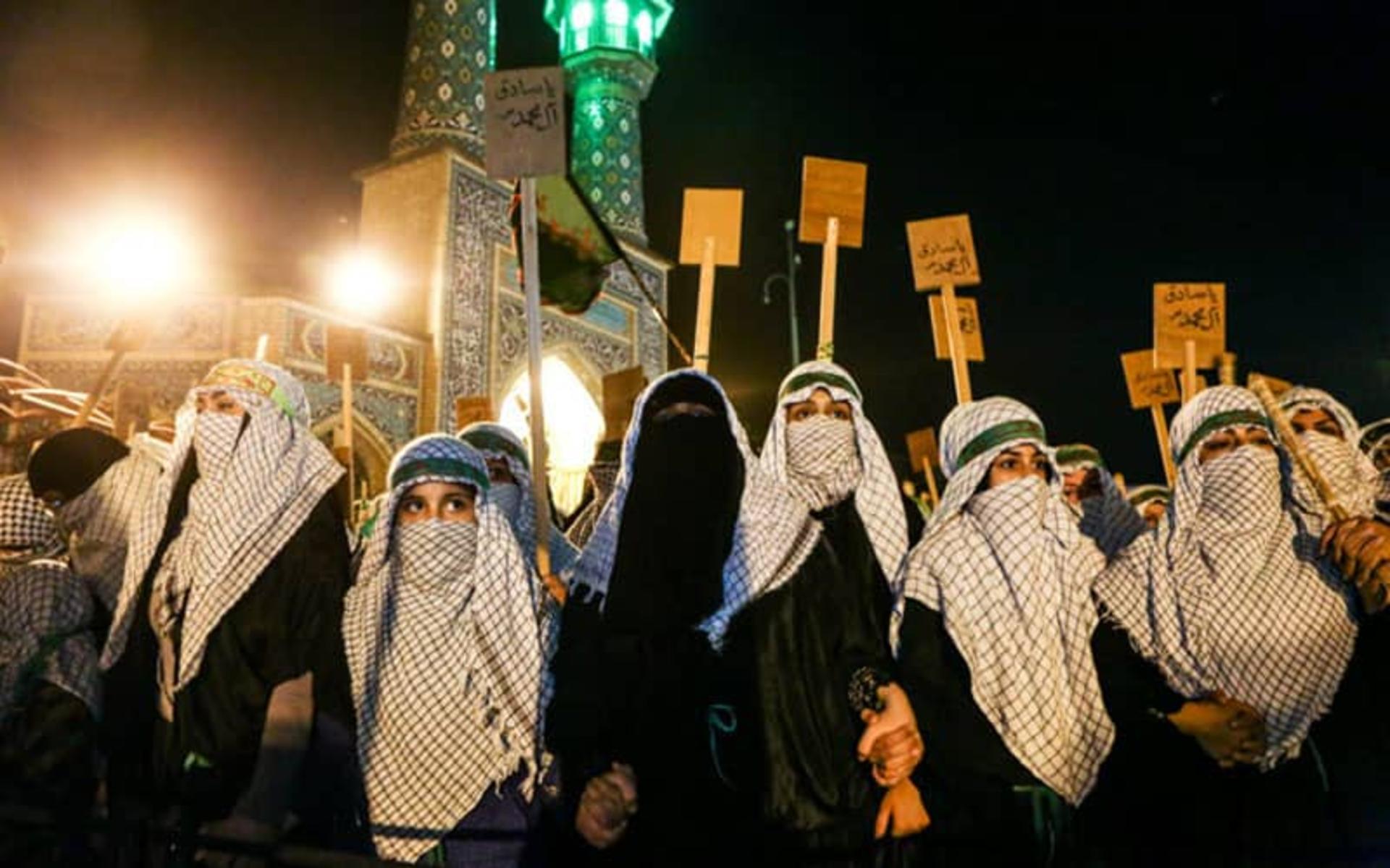 زنانی با پوشش چفیه مشغول عزاداری در شب