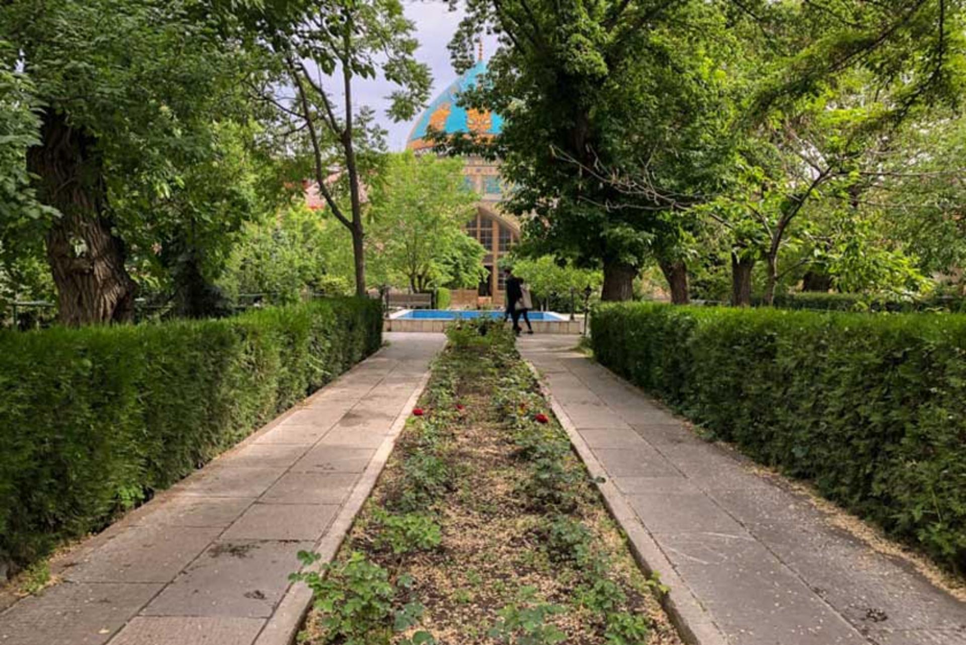 محوطه سرسبز مسجد کبود ایروان