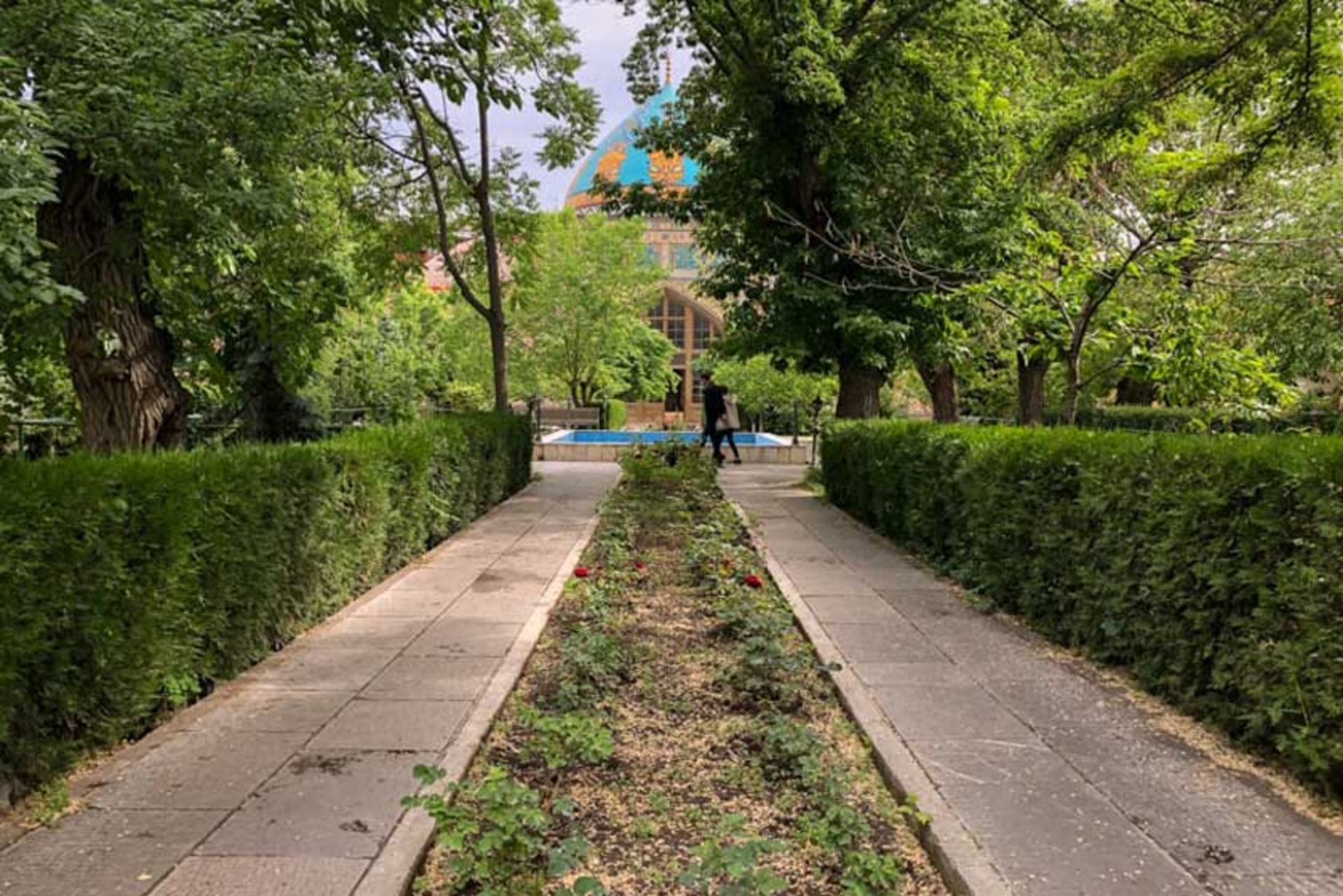 محوطه سرسبز مسجد کبود ایروان