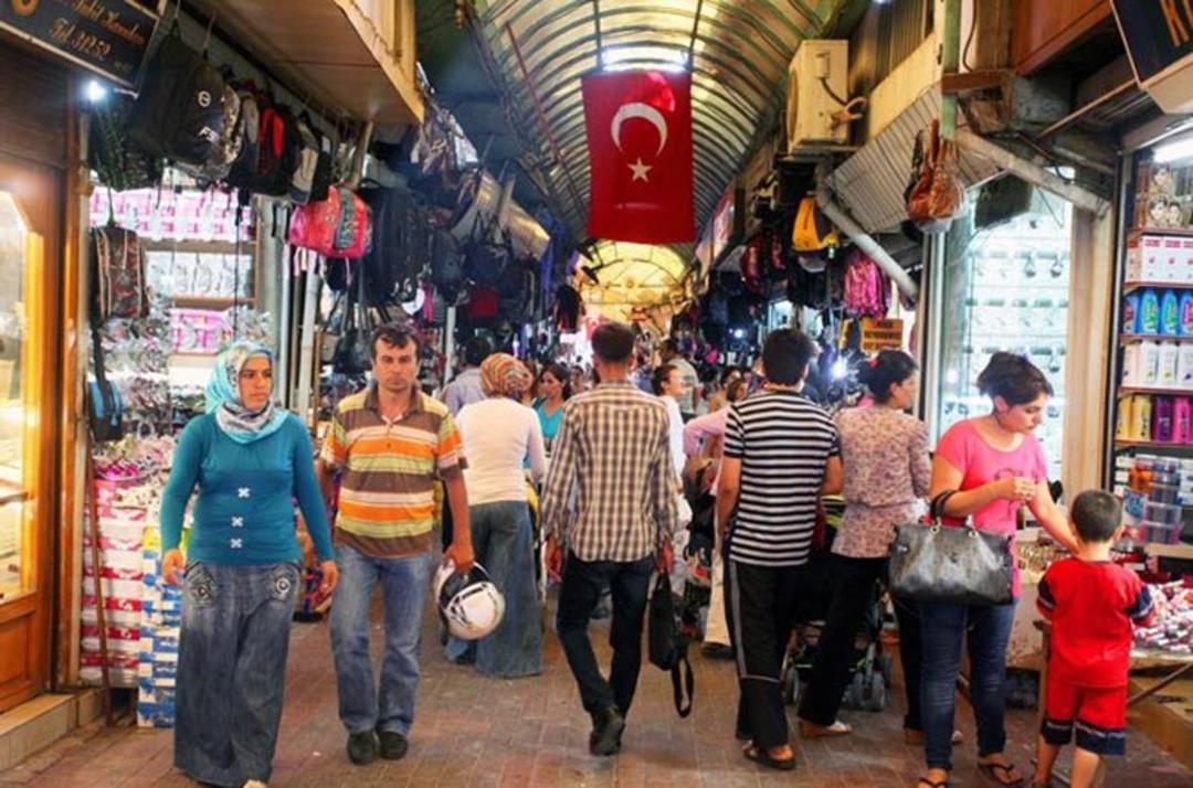 نمای داخلی بازار جمهوریت در آنتالیا