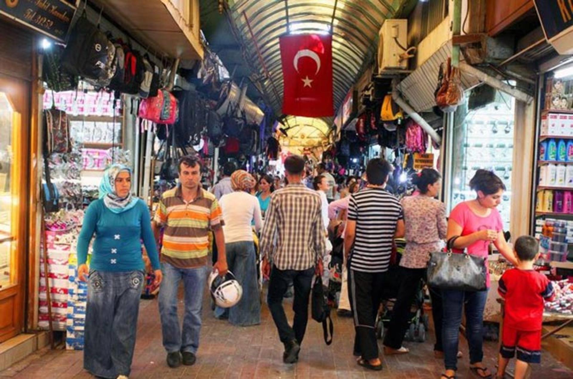 نمای داخلی بازار جمهوریت در آنتالیا