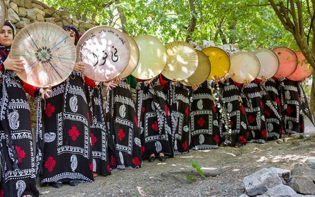 زنان کردی در حال دف زنی
