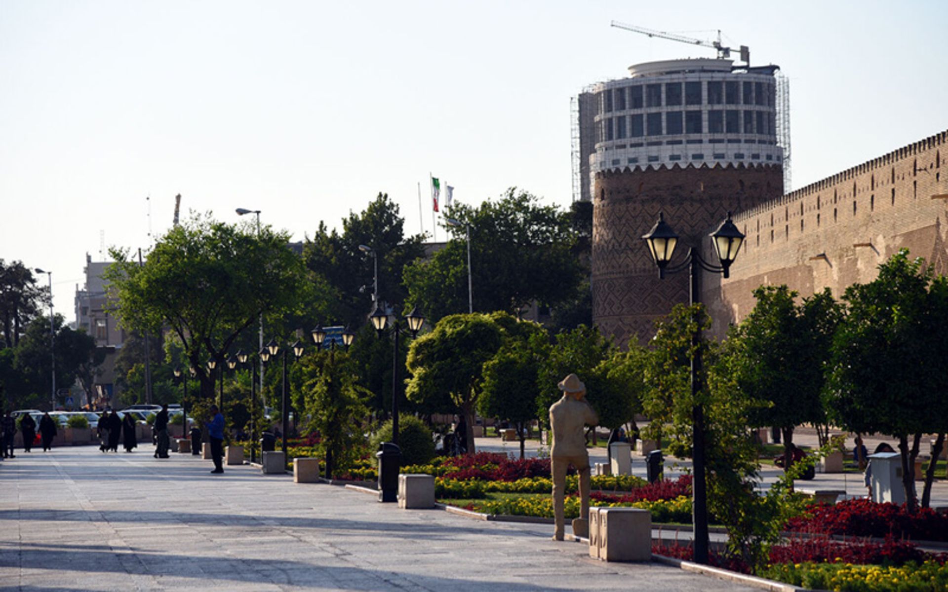 پیاده روی شهروندان شیرازی در محور زندیه