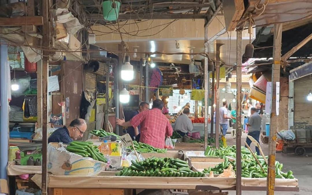 غرفه های فروش سبزی و میوه در بازار رشت