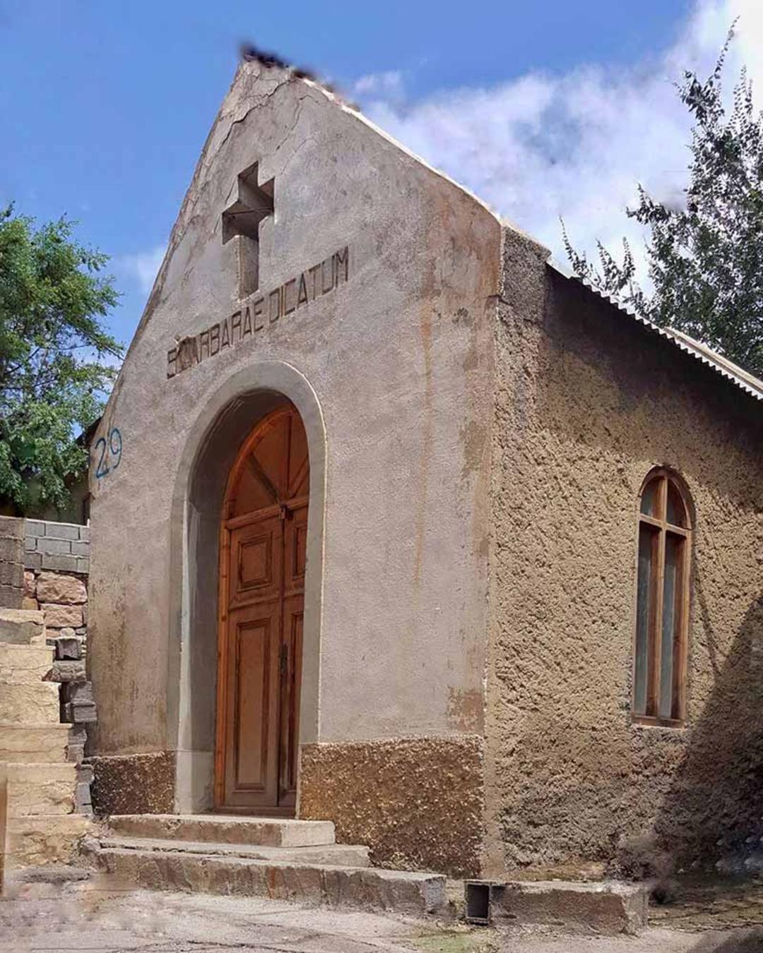 کلیسای آجری کوچک روستای سرخ آباد