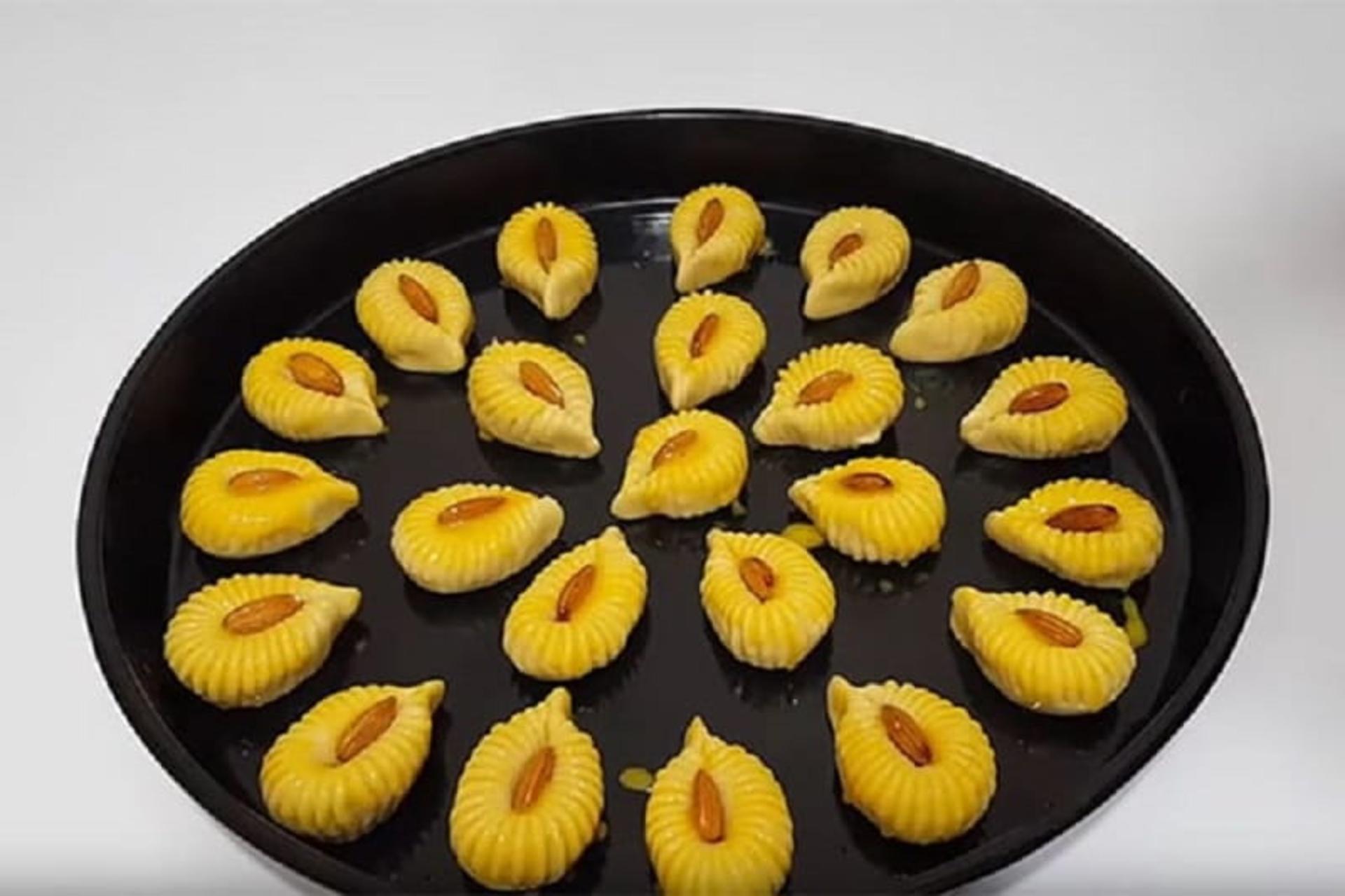 چیدن شیرینی در سینی