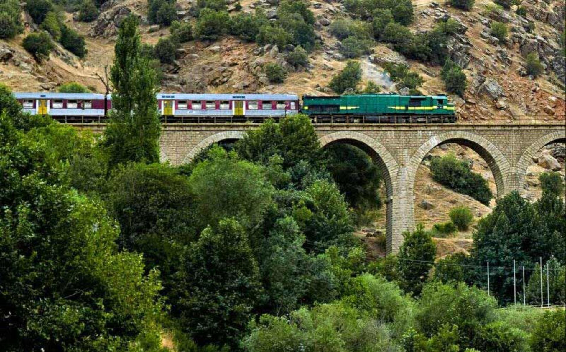 عبور قطار راه آهن سراسری ایران از روی پل میان درختان کوهستان